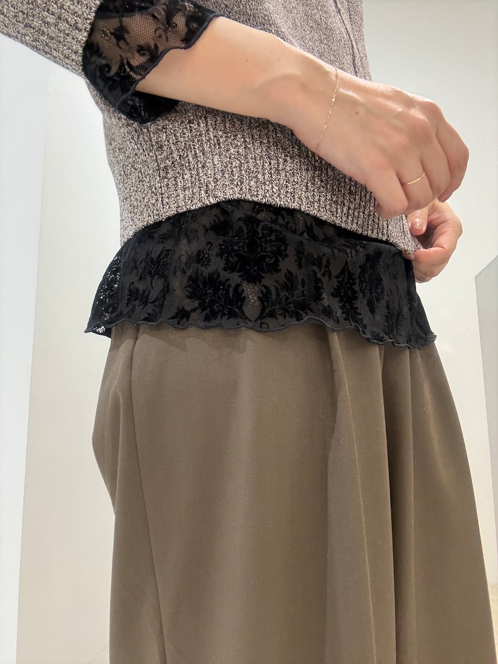 ブラウン系のカーディガン/ボレロ、ブラック系のシャツ/ブラウス、ブラウン系のその他パンツを着用したレディースの秋コーディネートの7枚目の写真