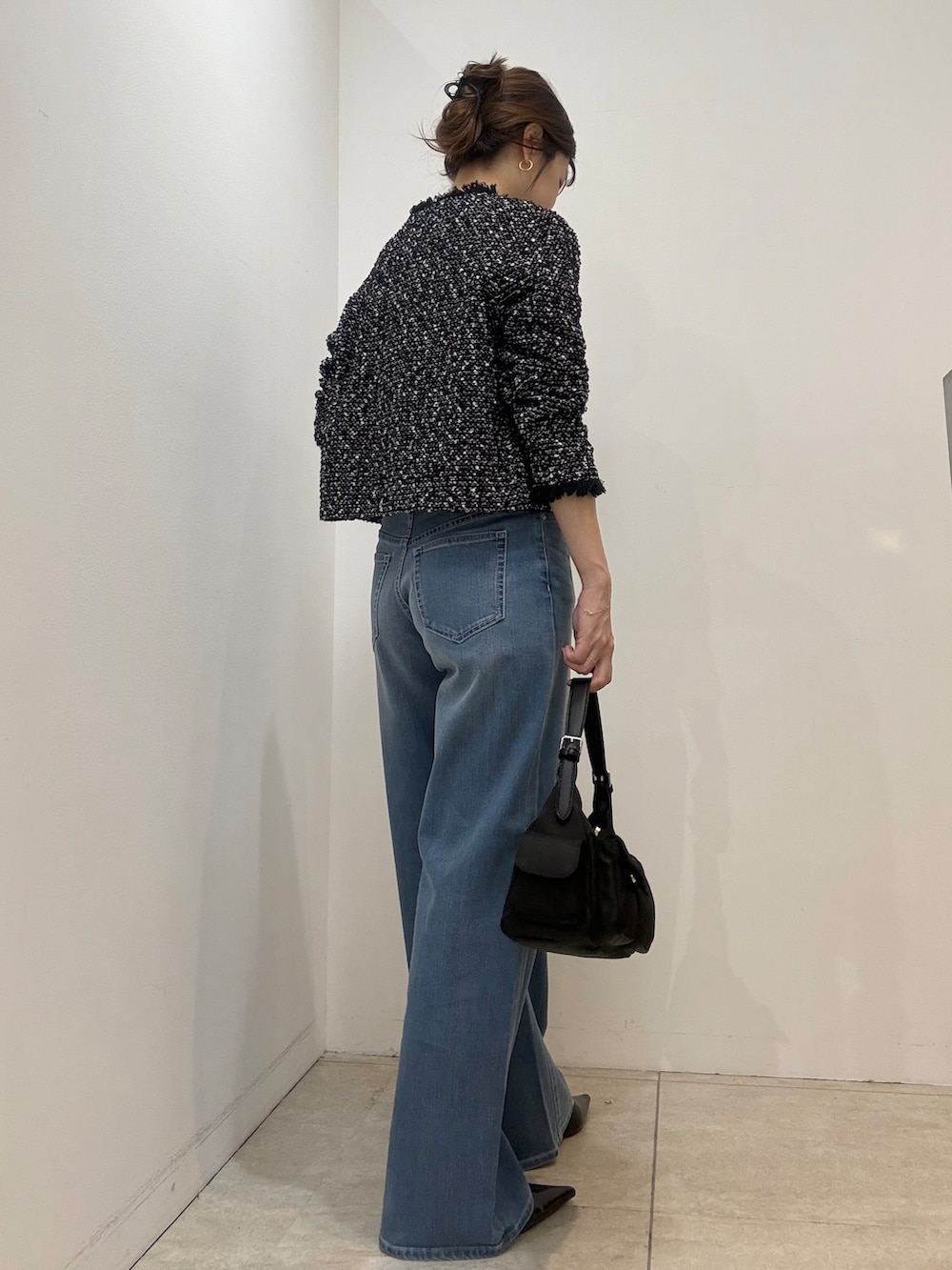 グレー系のTシャツ/カットソー、ブルー系のデニムパンツを着用したレディースの秋コーディネートの3枚目の写真