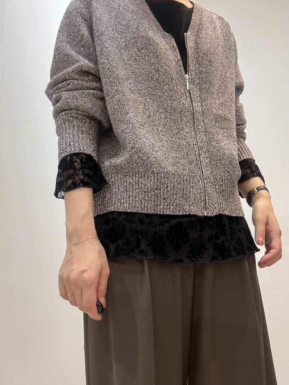 ブラウン系のカーディガン/ボレロ、ブラック系のシャツ/ブラウス、ブラウン系のその他パンツを着用したレディースの秋コーディネートの6枚目の写真