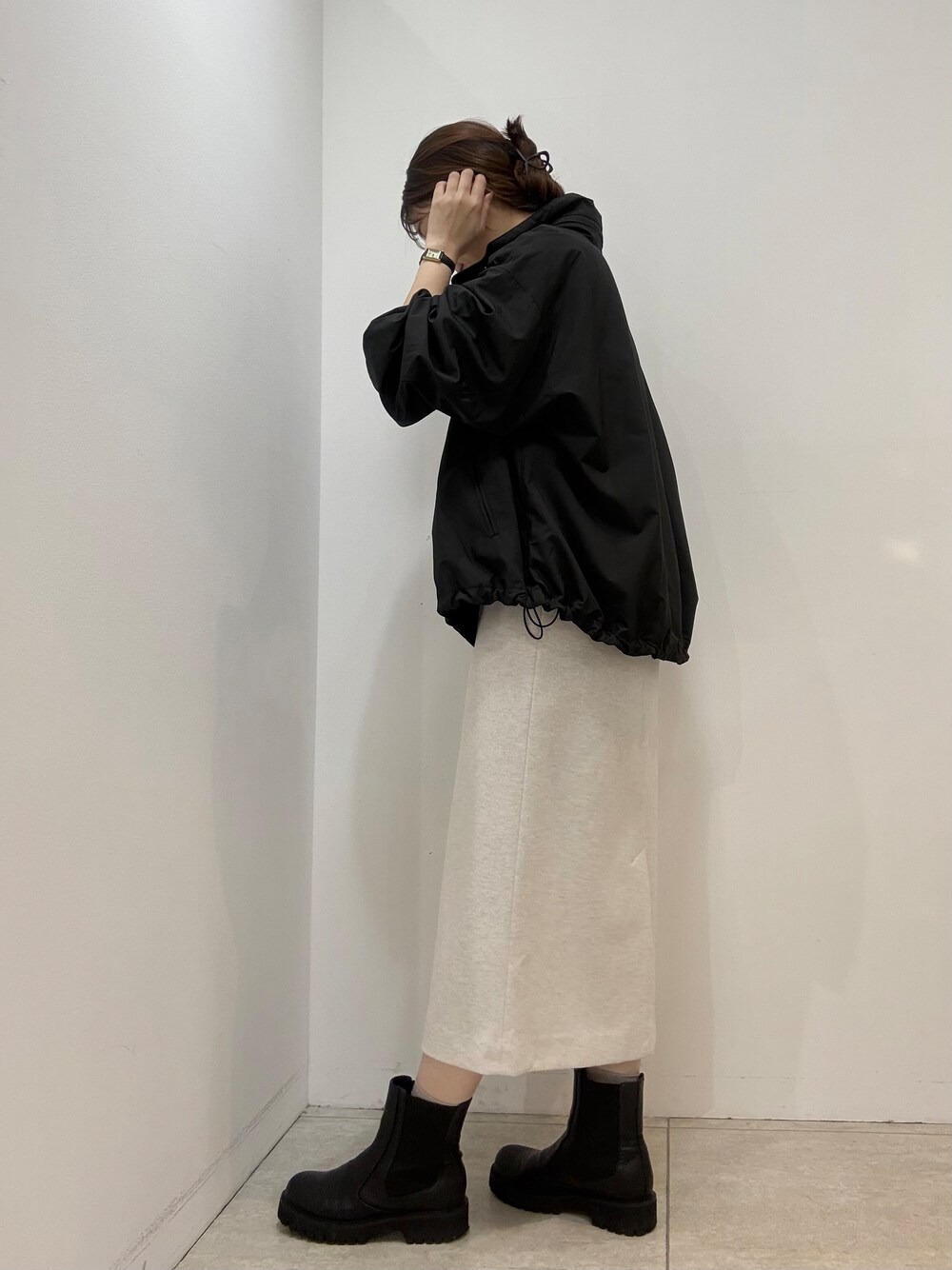 ホワイト系のTシャツ/カットソー、ホワイト系のスカート、ブラック系のブルゾンを着用したレディースの秋コーディネートの7枚目の写真