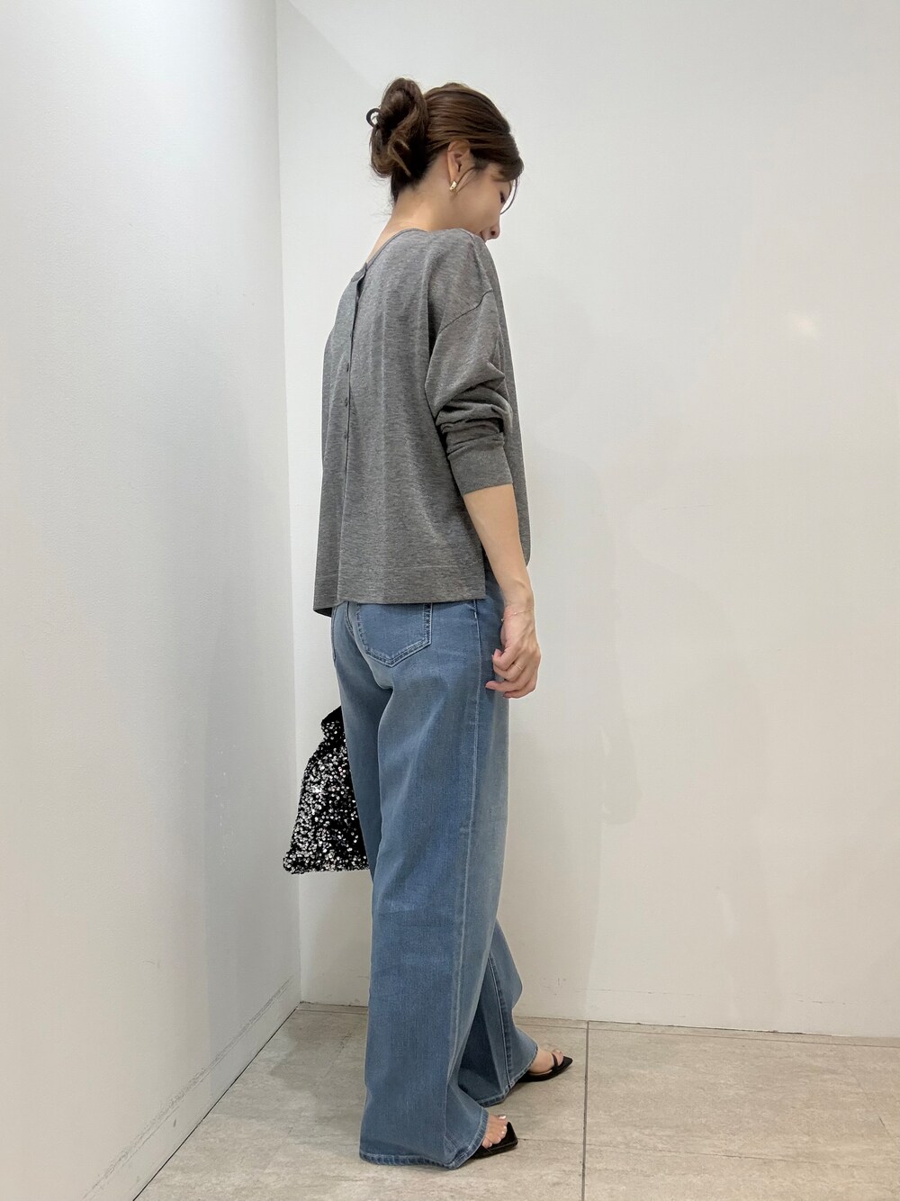 グレー系のカーディガン/ボレロ、ブルー系のデニムパンツを着用したレディースの夏コーディネートの4枚目の写真