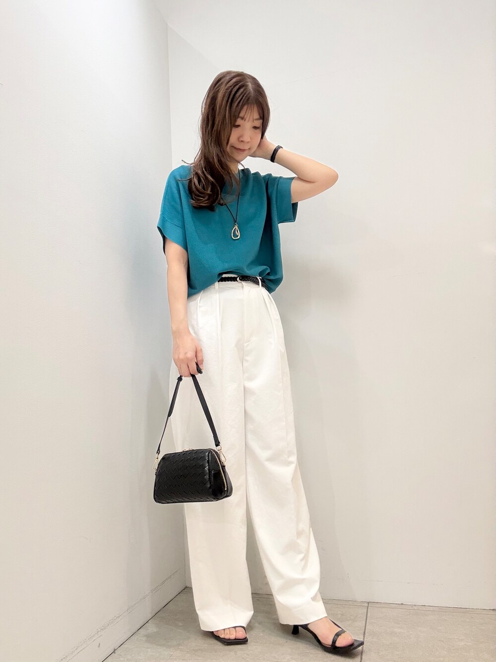 ピンク系のその他パンツ、ホワイト系のその他パンツ、ブルー系のニット/セーターを着用したレディースの春コーディネートの3枚目の写真