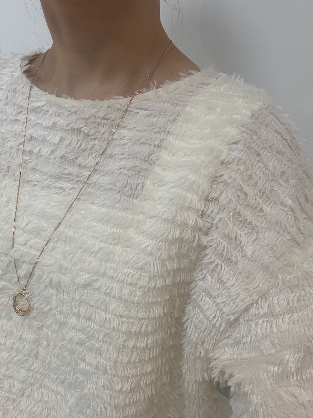 ホワイト系のTシャツ/カットソー、ブラウン系のその他パンツを着用したレディースの秋コーディネートの5枚目の写真