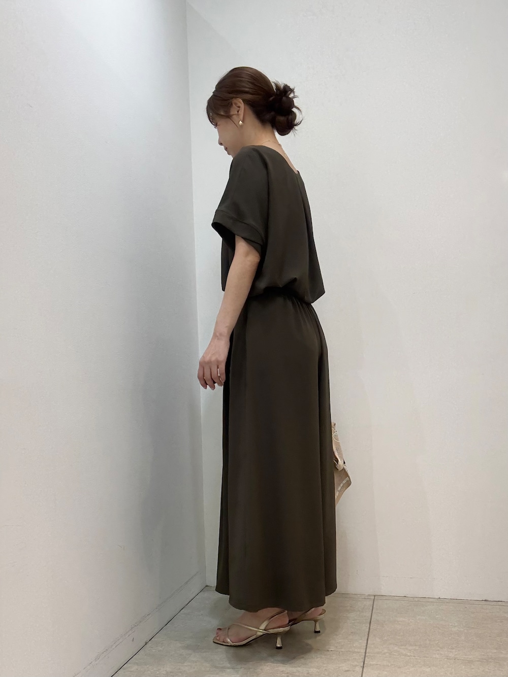 ブラウン系のその他パンツ、ブラウン系のシャツ/ブラウス、ベージュ系のハンドバッグを着用したレディースの春コーディネートの2枚目の写真
