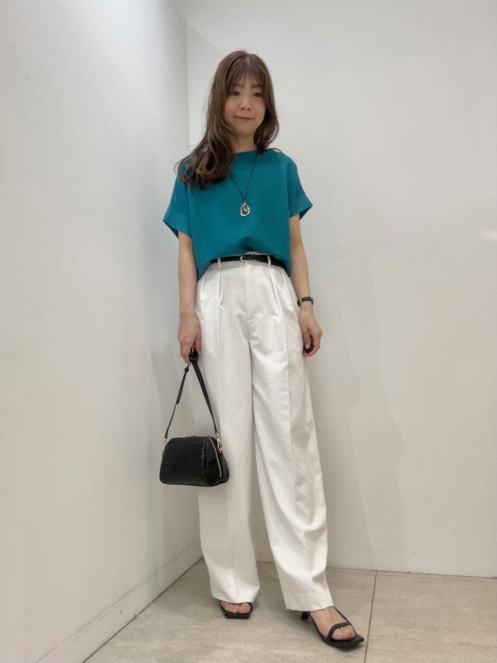 ピンク系のその他パンツ、ホワイト系のその他パンツ、ブルー系のニット/セーターを着用したレディースの春コーディネートの2枚目の写真