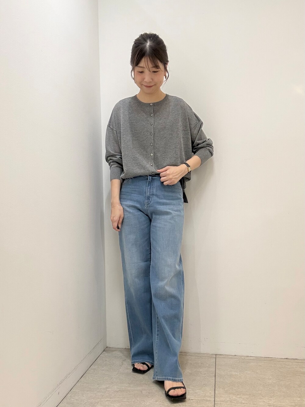 グレー系のカーディガン/ボレロ、ブルー系のデニムパンツを着用したレディースの夏コーディネートの8枚目の写真