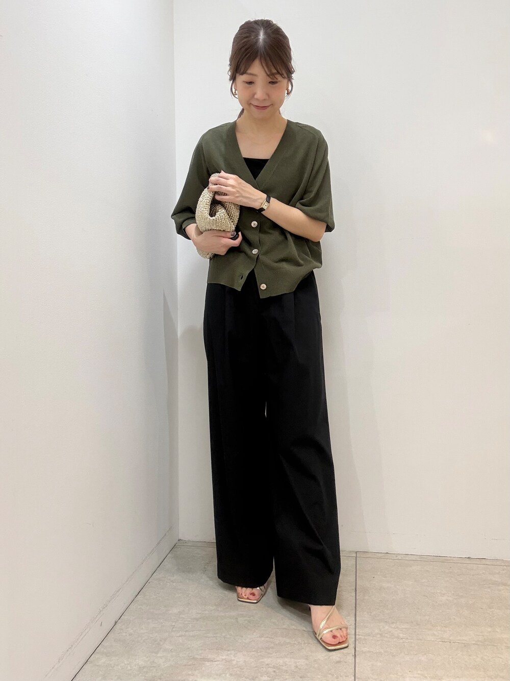 グリーン系のカーディガン/ボレロ、ブラック系のその他パンツ、シルバー系のトートバッグを着用したレディースの春コーディネートの2枚目の写真