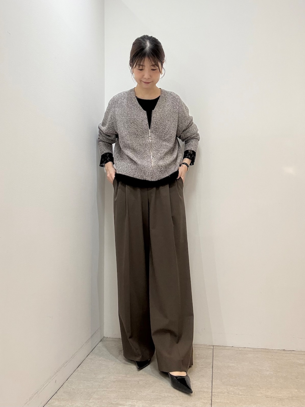 ブラウン系のカーディガン/ボレロ、ブラック系のシャツ/ブラウス、ブラウン系のその他パンツを着用したレディースの秋コーディネートの3枚目の写真