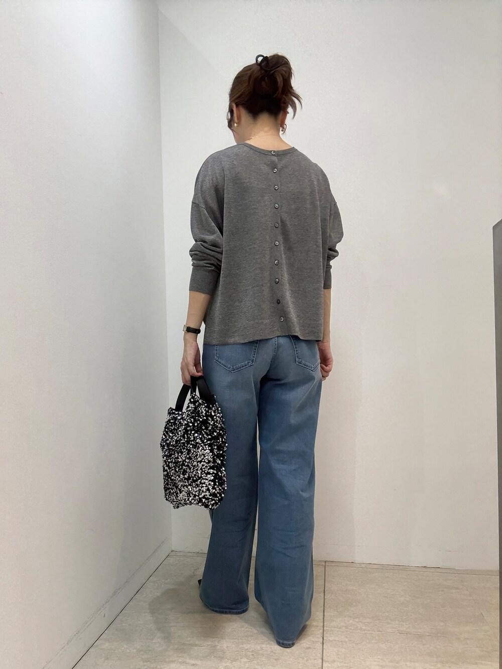 グレー系のカーディガン/ボレロ、ブルー系のデニムパンツを着用したレディースの夏コーディネートの5枚目の写真