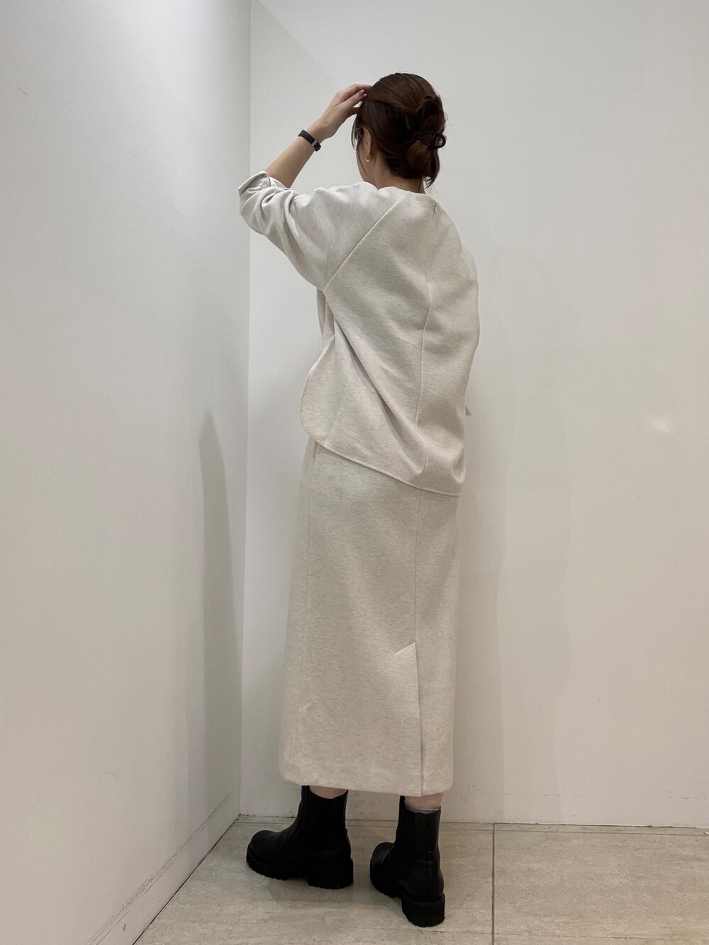 ホワイト系のTシャツ/カットソー、ホワイト系のスカート、ブラック系のブルゾンを着用したレディースの秋コーディネートの5枚目の写真