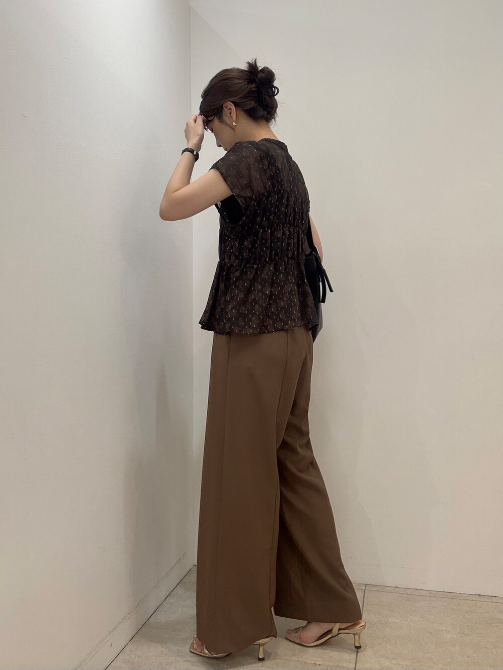 ブラウン系のシャツ/ブラウス、ブラウン系のその他パンツを着用したレディースの夏コーディネートの6枚目の写真