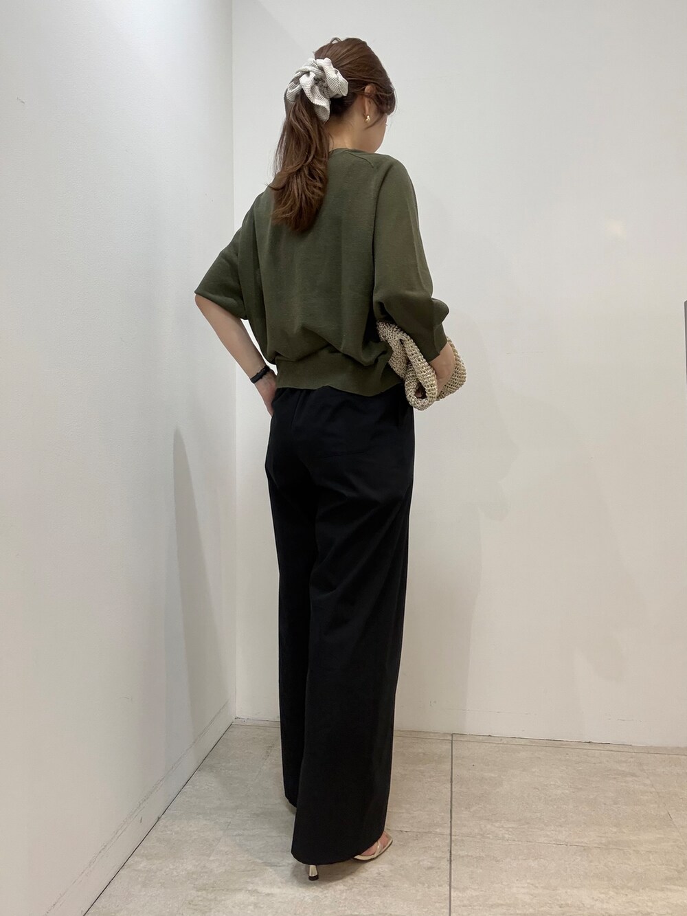 グリーン系のカーディガン/ボレロ、ブラック系のその他パンツ、シルバー系のトートバッグを着用したレディースの春コーディネートの3枚目の写真