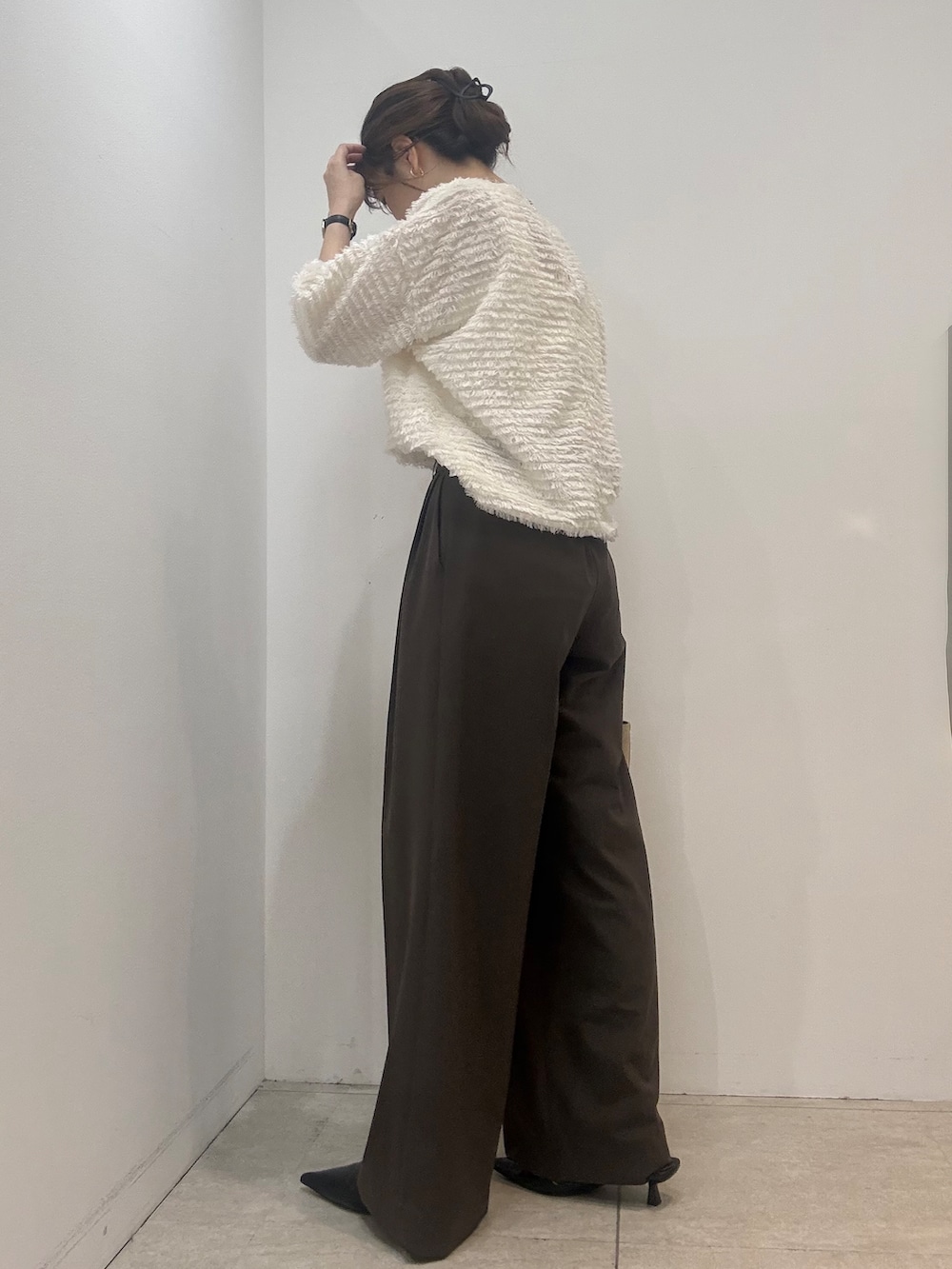 ホワイト系のTシャツ/カットソー、ブラウン系のその他パンツを着用したレディースの秋コーディネートの3枚目の写真