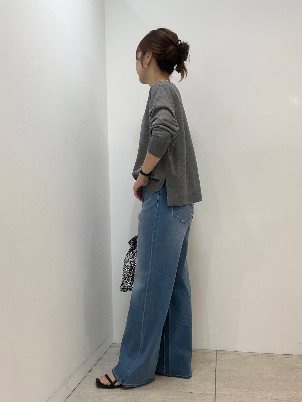グレー系のカーディガン/ボレロ、ブルー系のデニムパンツを着用したレディースの夏コーディネートの6枚目の写真