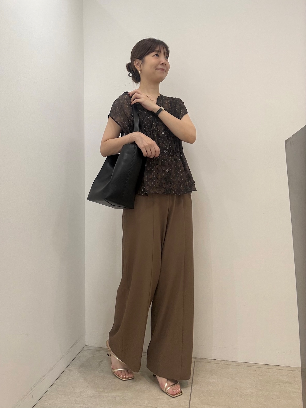 ブラウン系のシャツ/ブラウス、ブラウン系のその他パンツを着用したレディースの夏コーディネートの2枚目の写真