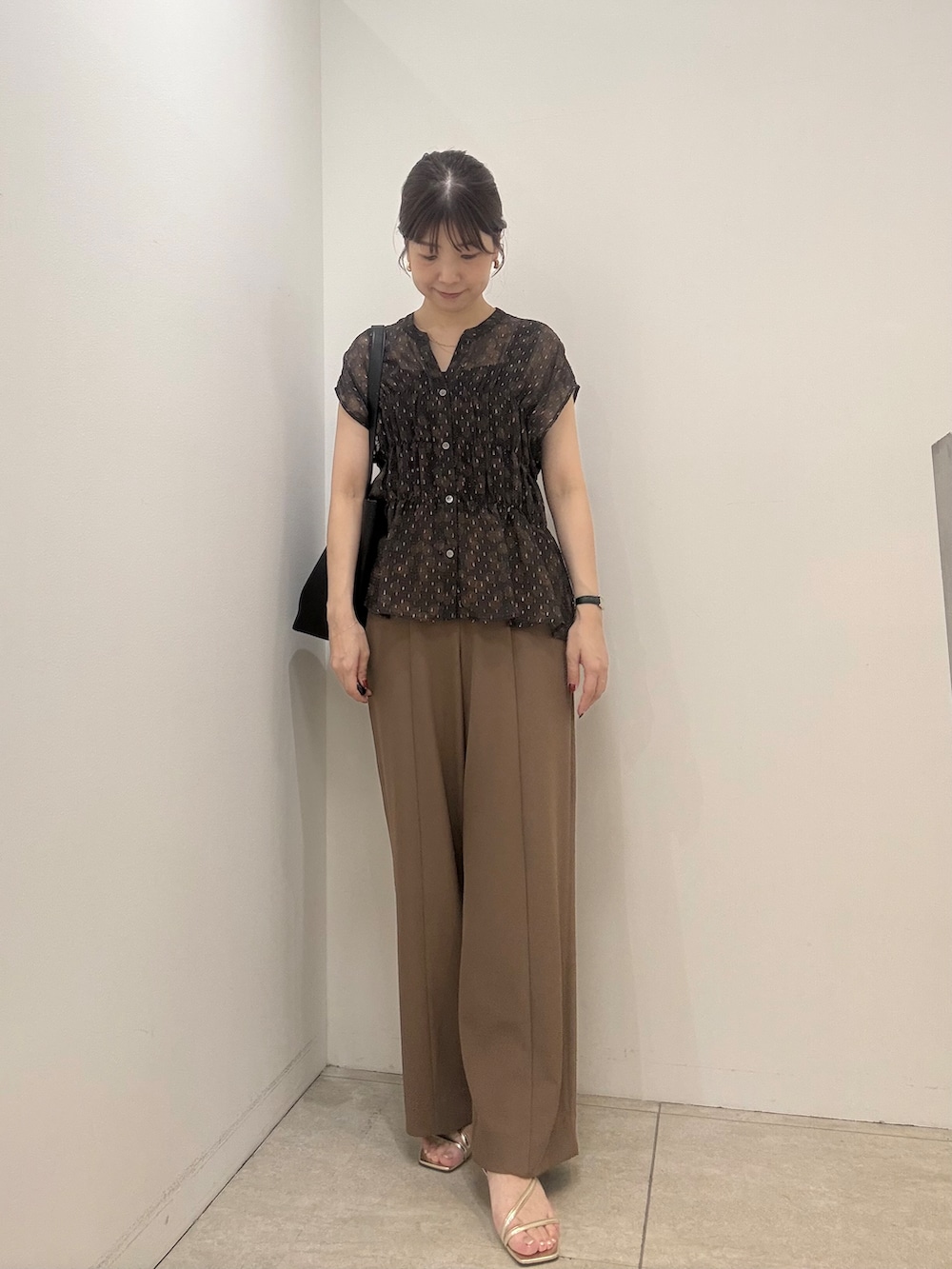 ブラウン系のシャツ/ブラウス、ブラウン系のその他パンツを着用したレディースの夏コーディネートの4枚目の写真