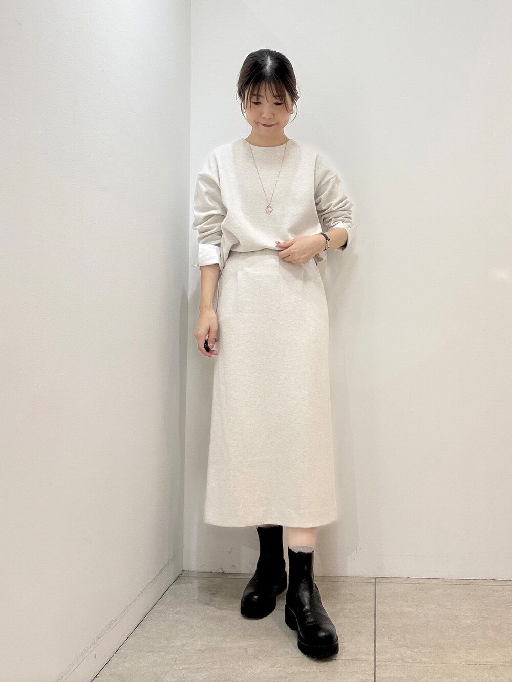 ホワイト系のTシャツ/カットソー、ホワイト系のスカート、ブラック系のブルゾンを着用したレディースの秋コーディネートの4枚目の写真