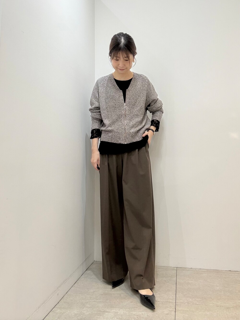 ブラウン系のカーディガン/ボレロ、ブラック系のシャツ/ブラウス、ブラウン系のその他パンツを着用したレディースの秋コーディネートの2枚目の写真