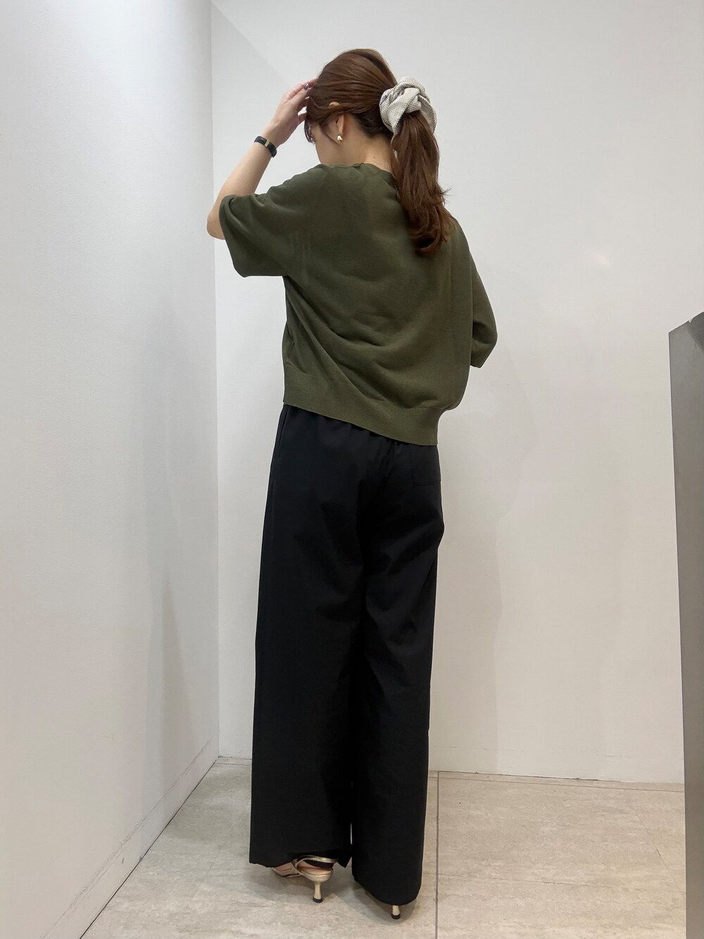 グリーン系のカーディガン/ボレロ、ブラック系のその他パンツ、シルバー系のトートバッグを着用したレディースの春コーディネートの4枚目の写真