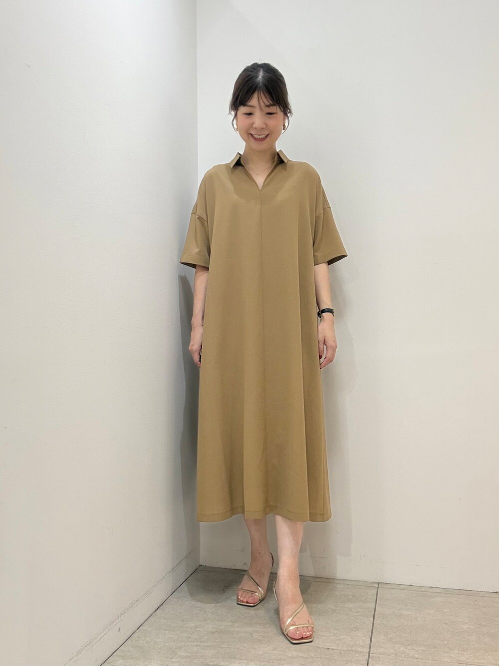 ブラック系のショルダーバッグを着用したレディースの夏コーディネートの8枚目の写真