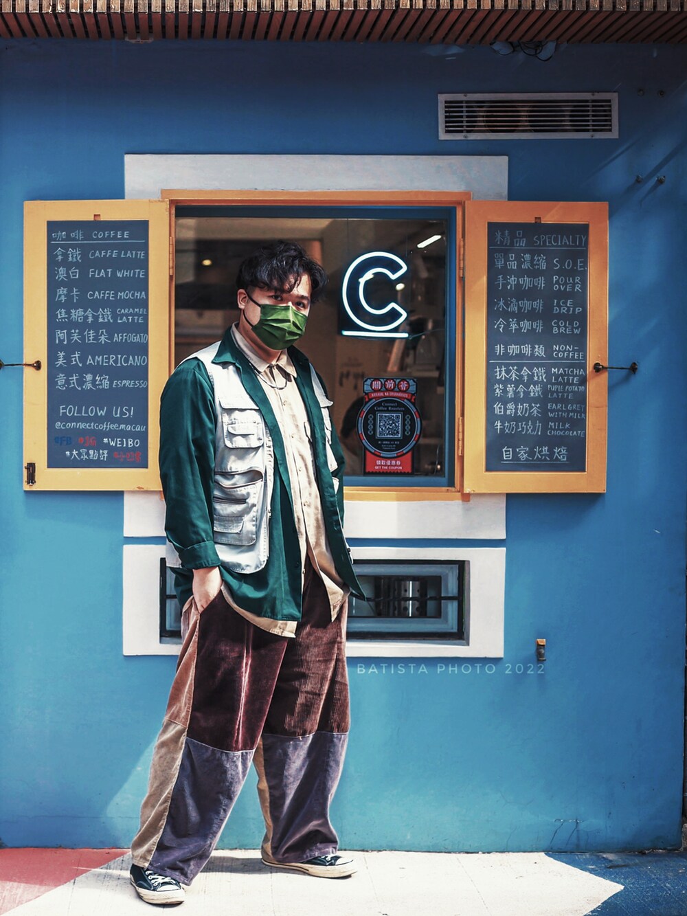 ベージュ系のシャツ/ブラウス、ブラック系のシューズ、グリーン系のシャツ/ブラウスを着用したメンズの冬コーディネートの2枚目の写真