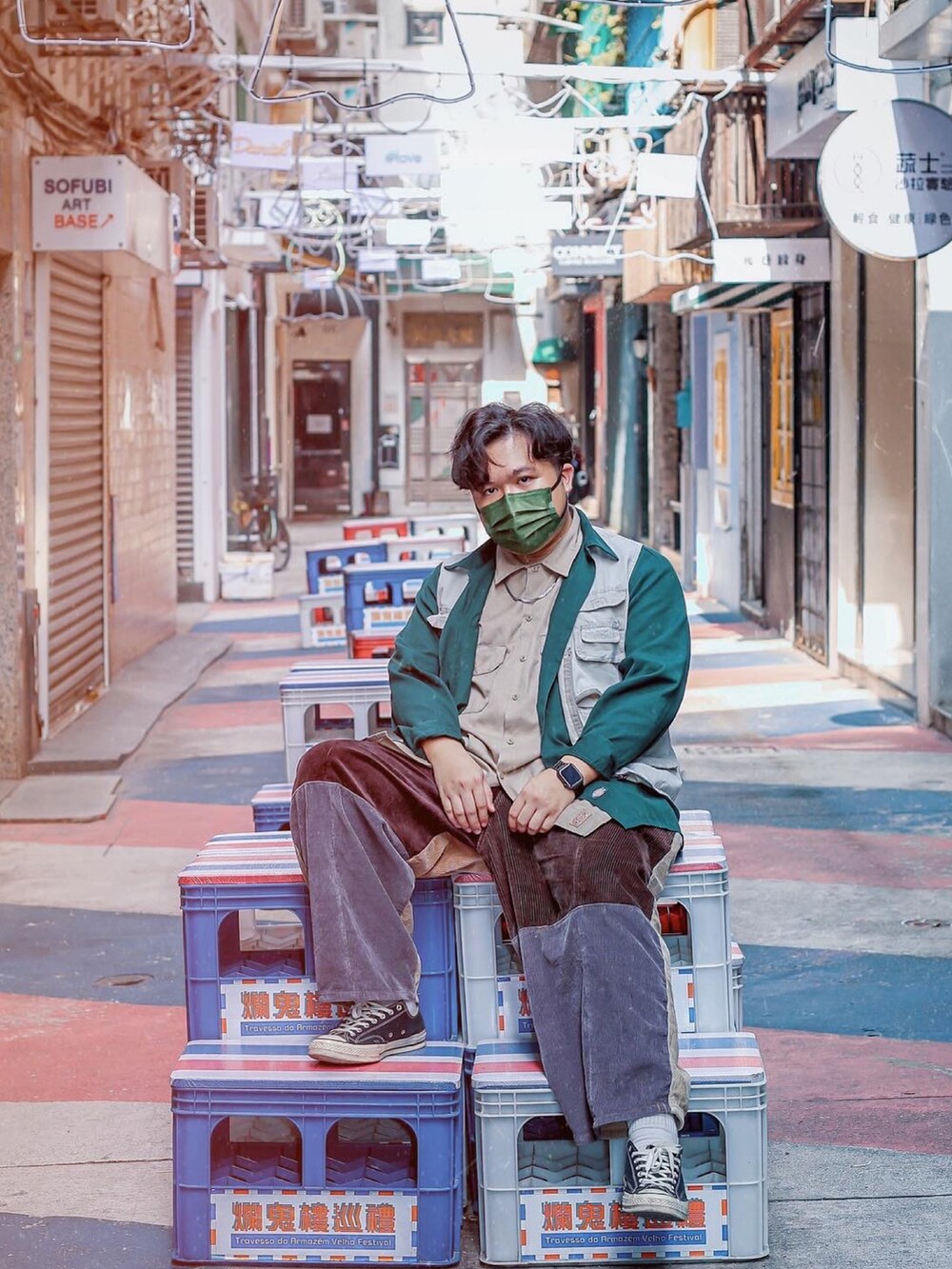 ベージュ系のシャツ/ブラウス、ブラック系のシューズ、グリーン系のシャツ/ブラウスを着用したメンズの冬コーディネートの3枚目の写真