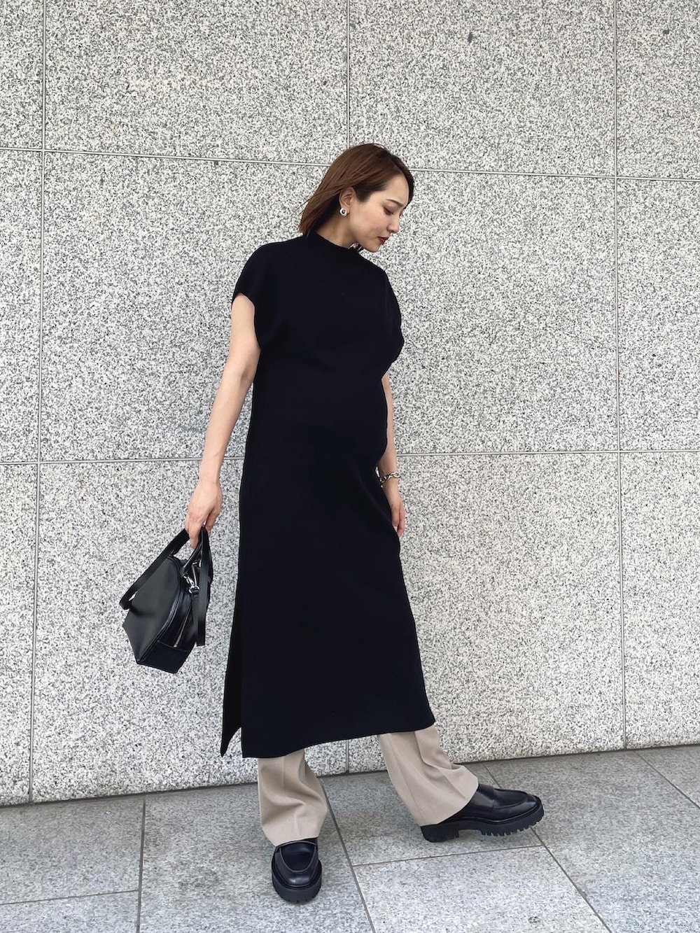 ブラック系のワンピース、グレー系のその他パンツ、ブラック系のローファーを着用したレディースの秋コーディネートの2枚目の写真
