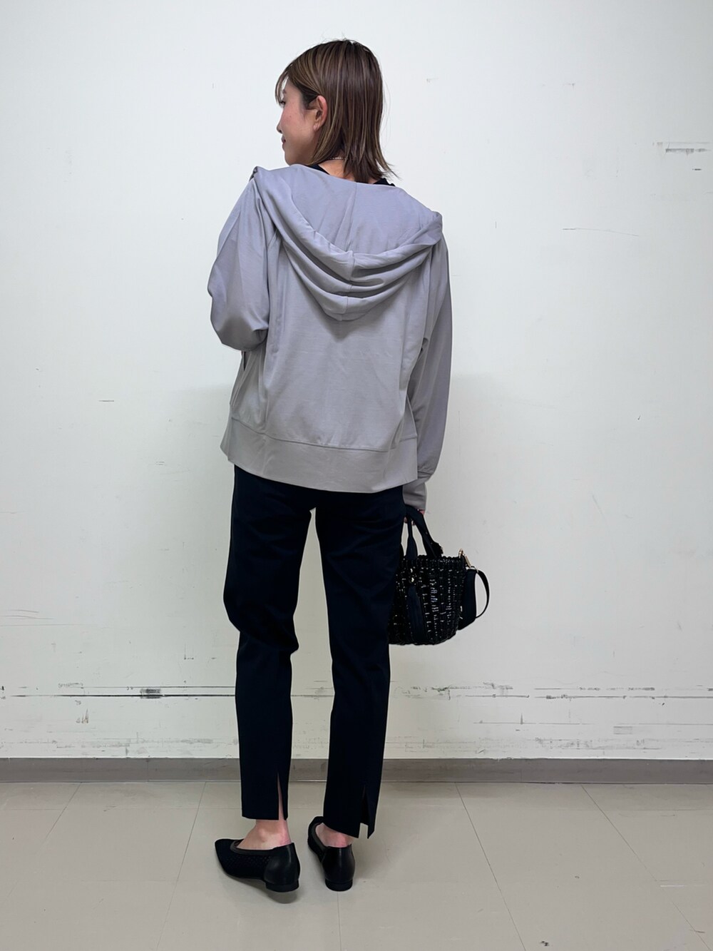 ブラック系のTシャツ/カットソー、ブラック系のその他パンツ、グレー系のパーカーを着用したレディースの春コーディネートの3枚目の写真