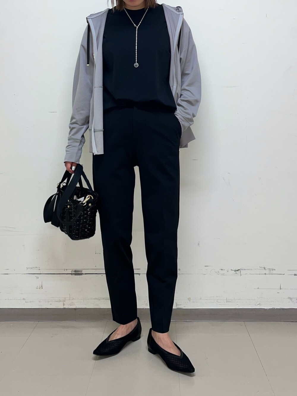 ブラック系のTシャツ/カットソー、ブラック系のその他パンツ、グレー系のパーカーを着用したレディースの春コーディネートの4枚目の写真