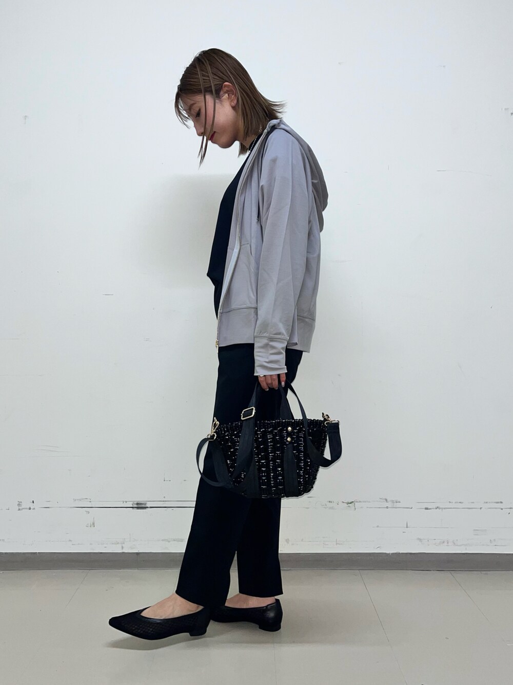 ブラック系のTシャツ/カットソー、ブラック系のその他パンツ、グレー系のパーカーを着用したレディースの春コーディネートの2枚目の写真