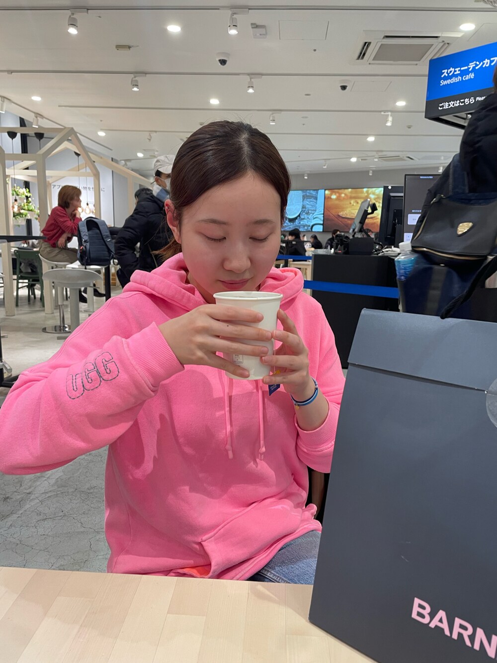 「冬コーデ、休日スタイル、ムートンブーツ、きれいめカジュアル、ショルダーバッグ、スウェット、冬アウター、ストリート、ボア、デニム、プチプラ、ブラックコーデ」｜「UGGのアイテム（パーカー、ピンク系）」を使った、LEOさん（レディース・157cm）の冬コーディネートの4枚目の写真