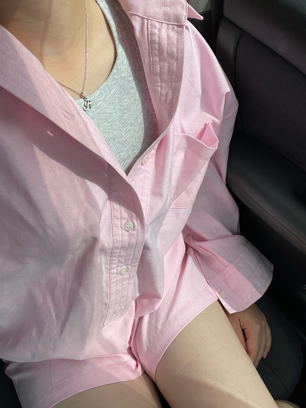 「秋服まるっと大公開、シャツスタイル、ブーツ、秋コーデ、オールインワン、タンクトップ、ストリート、秋服準備はじめました、お出かけコーデ、シンプルコーデ、休日スタイル、きれいめカジュアル、レイヤードスタイル、カラー×コーデ、韓国ファッション」｜「UNIQLOのアイテム（タンクトップ、グレー系）」を使った、LEOさん（レディース・157cm）の秋コーディネートの3枚目の写真