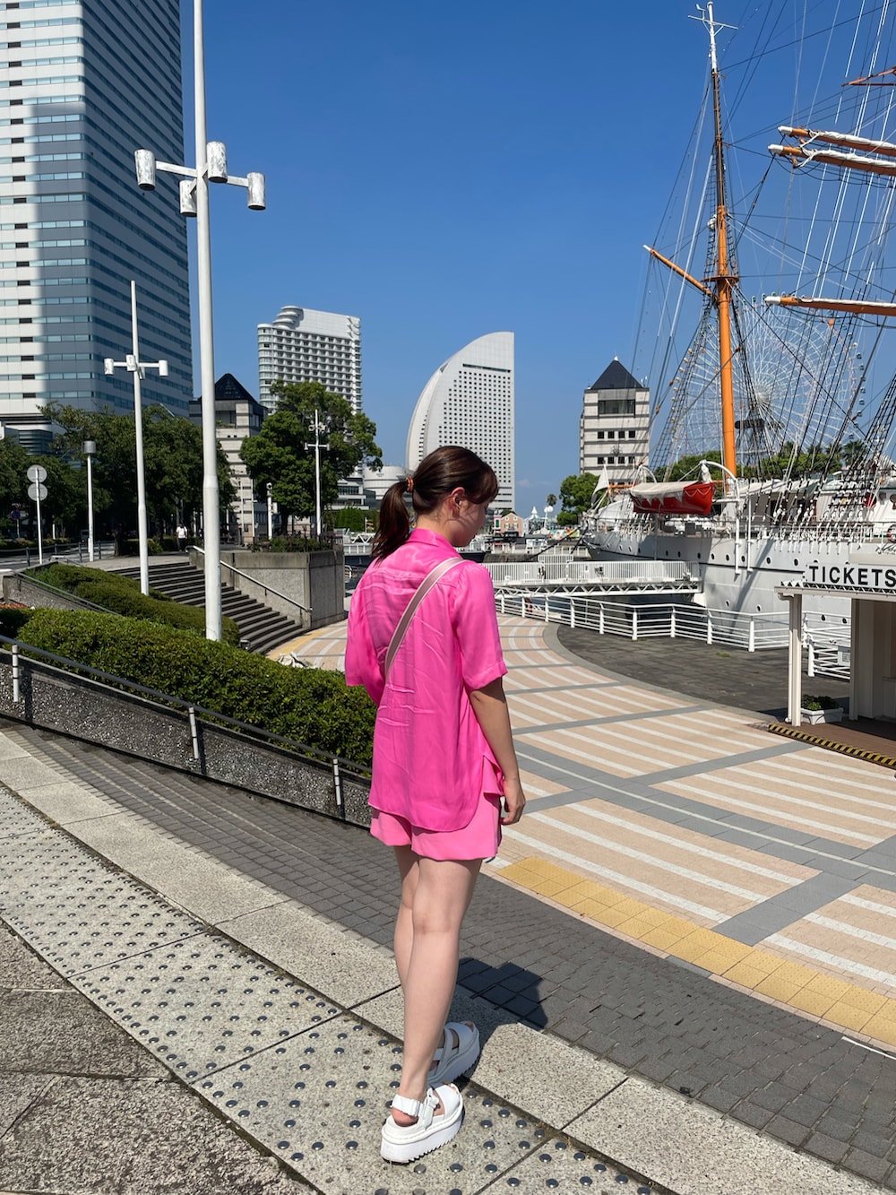 「アツいコーデ全部見せ、今日のコスメと服、お出かけコーデ、夏セールで買いました、ショートパンツ、ボーダー、プチプラ、サンダル、厚底シューズ、ショルダーバッグ、秋服準備はじめました、休日スタイル、WEARyouthコーデ、カラー×コーデ、夏コーデ」｜「GRLのアイテム（タンクトップ、ホワイト系）」を使った、LEOさん（レディース・157cm）の夏コーディネートの4枚目の写真