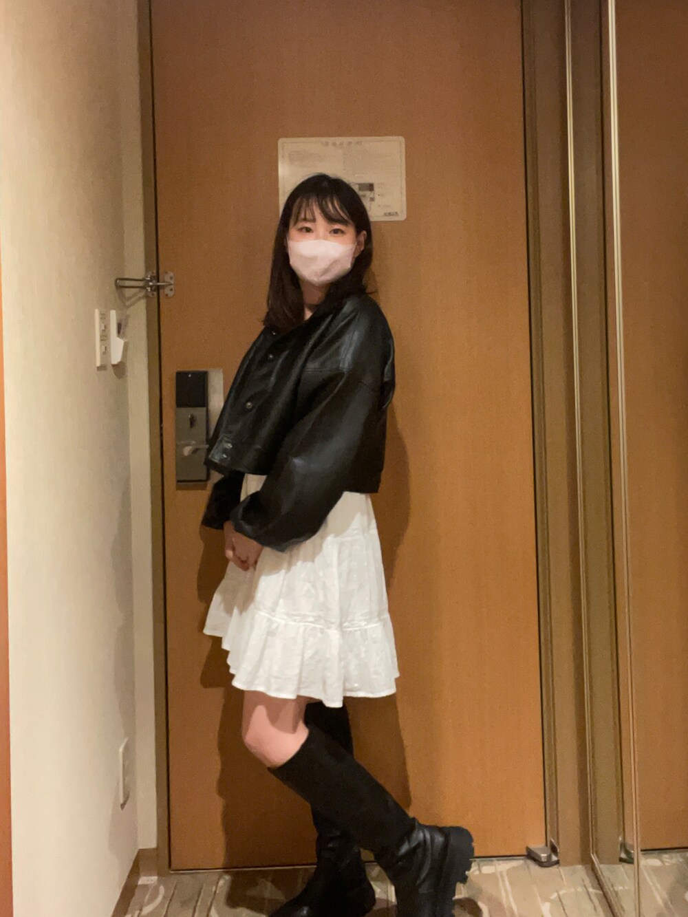 「秋コーデ、レザージャケット、レザー、ロングブーツ、プチプラ、ワンピース、ミニワンピ、モノトーン、モノトーンコーデ、ZARA、きれいめカジュアル、カジュアル、韓国ファッション」｜「HEREIAMの【HEREIAM】カップ付きリブタンク３（タンクトップ、ホワイト系）」を使った、LEOさん（レディース・157cm）の秋コーディネートの3枚目の写真