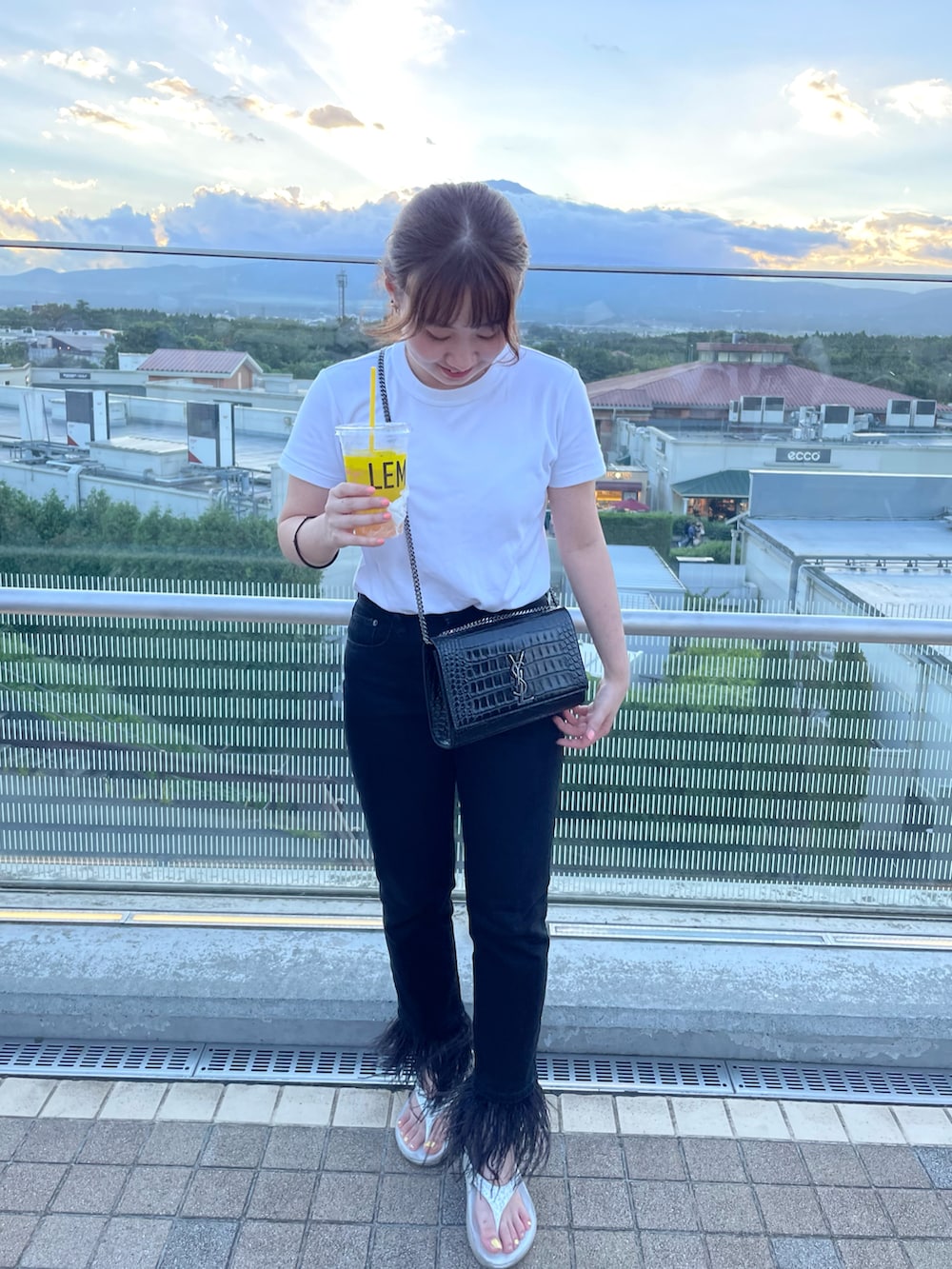 「夏セールで買いました、カジュアルコーデ、夏コーデ、アツいコーデ全部見せ、モノトーン、プチプラ、デニム、サンダル、ショルダーバッグ、ビーチサンダル、白Tシャツ、シンプルコーデ、カジュアル、オトナカワイイ、WEARyouthコーデ」｜「UNIQLOのクルーネックT（半袖）（Tシャツ/カットソー、ホワイト系）」を使った、LEOさん（レディース・157cm）の夏コーディネートの3枚目の写真