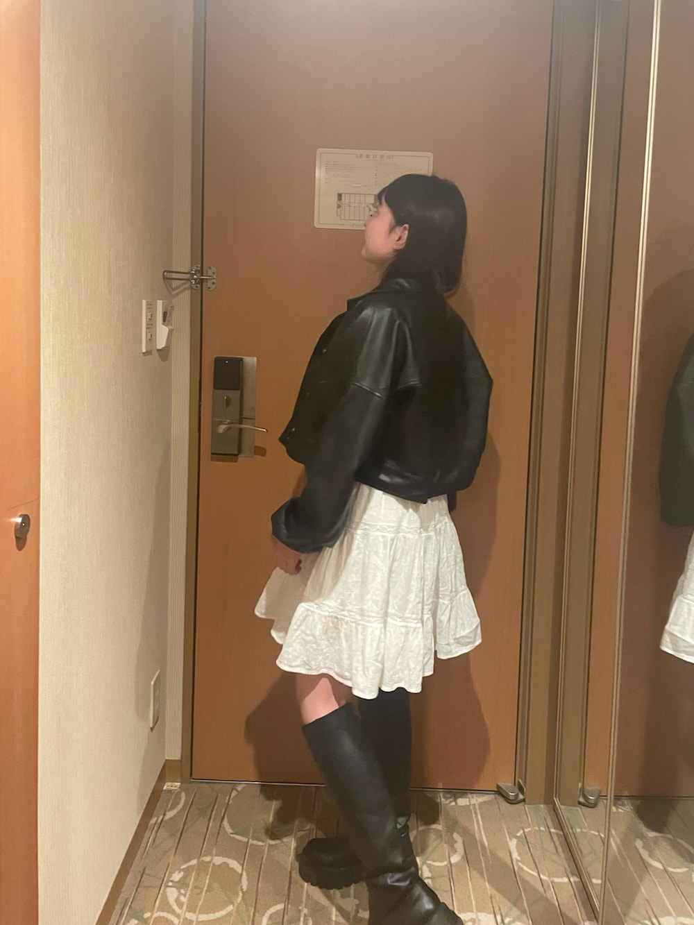 「秋コーデ、レザージャケット、レザー、ロングブーツ、プチプラ、ワンピース、ミニワンピ、モノトーン、モノトーンコーデ、ZARA、きれいめカジュアル、カジュアル、韓国ファッション」｜「HEREIAMの【HEREIAM】カップ付きリブタンク３（タンクトップ、ホワイト系）」を使った、LEOさん（レディース・157cm）の秋コーディネートの2枚目の写真