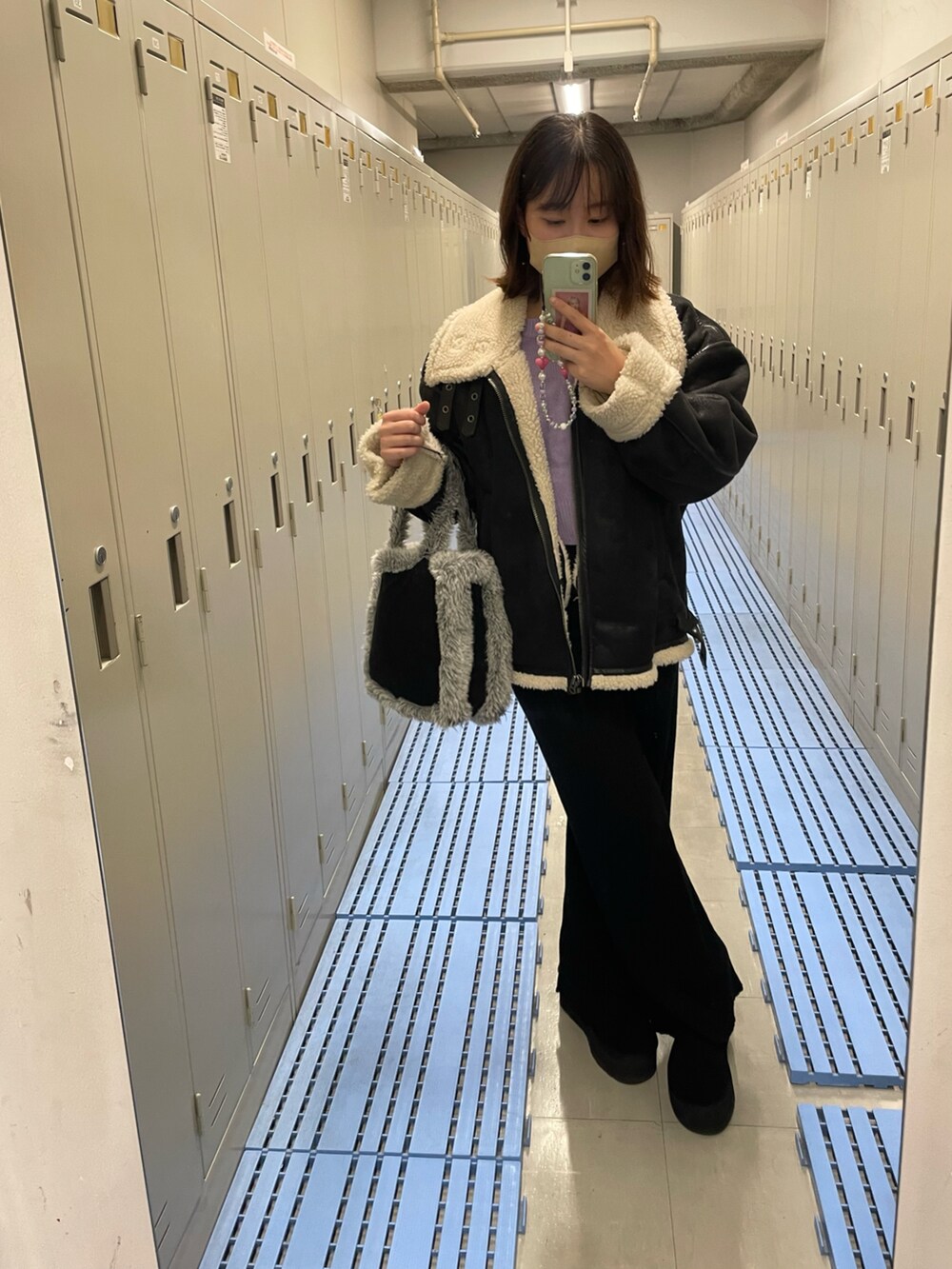 「シンプルコーデ、カジュアルコーデ、厚底ブーツ、低身長、ファーバッグ、ファーコート、モノトーンコーデ、UGG、ワイドパンツ、スラックス、冬のコーデ、オトナカジュアル、ボアジャケット、オーバーサイズ、ビッグシルエット」｜「AZUL by moussyのFAUX MOUTON B-3/フェイクムートンB-3（ブルゾン、ブラック系）」を使った、LEOさん（レディース・160cm）の冬コーディネートの2枚目の写真