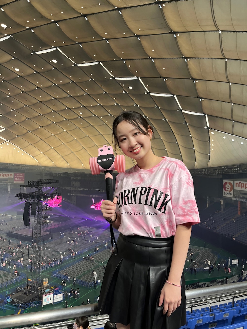 「春夏コーデ、春服コーデ、ブラック、ピンク、ミニスカート、レザー、厚底シューズ、UGG、blackpink、BLACKPINKライブ、韓国ファッション、お出かけコーデ日記」｜「BLACKPINKのアイテム（Tシャツ/カットソー、ピンク系）」を使った、LEOさん（レディース・160cm）の春コーディネートの3枚目の写真