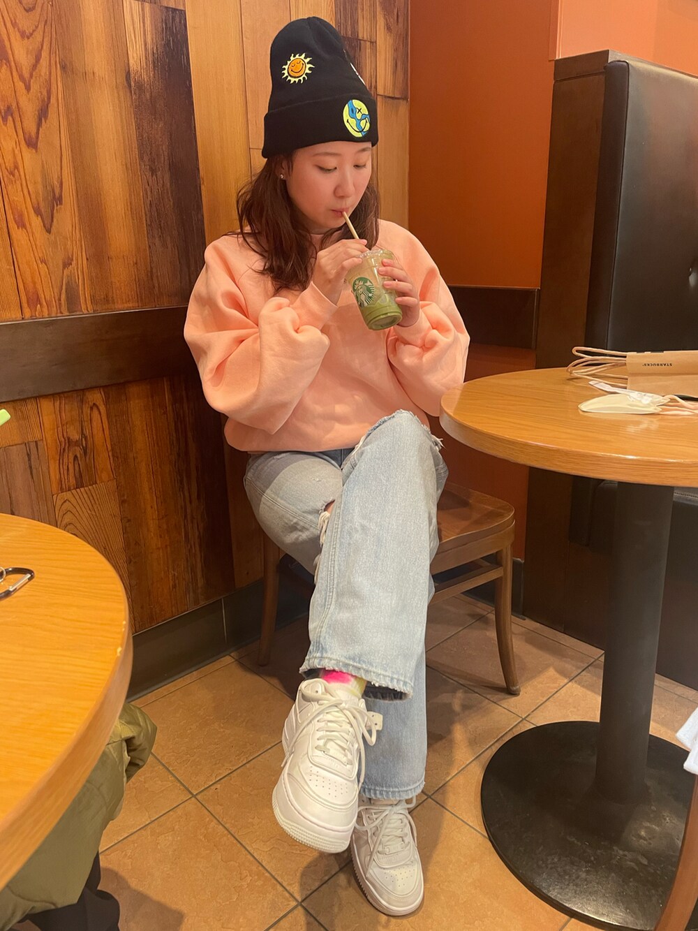 「マイベストコーデ2023、WEARyouthコーデ、お出かけコーデ、デニム、ストリート、冬コーデ、ニット、ニット帽、休日スタイル、スウェット、スニーカー、冬アウター、スタジャン」｜「Targetのアイテム（ニットキャップ/ビーニー、ブラック系）」を使った、LEOさん（レディース・157cm）の冬コーディネートの2枚目の写真