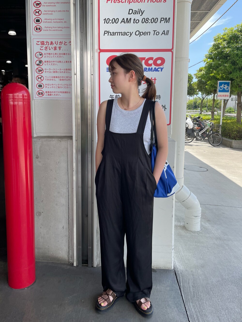 「きれいめカジュアル、プチプラ、休日スタイル、韓国ファッション、ショルダーバッグ、秋服準備はじめました、サンダル、モノトーン、ビッグシルエット、お出かけコーデ、サロペット、アツいコーデ全部見せ、WEARyouthコーデ、夏コーデ、モノトーンコーデ」｜「UNIQLOのアイテム（タンクトップ、グレー系）」を使った、LEOさん（レディース・157cm）の夏コーディネートの2枚目の写真