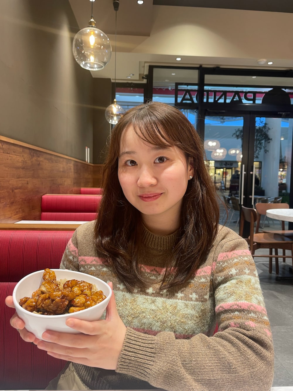 「ニット、淡色コーデ、今日のコスメと服、春色、休日スタイル、オフィスカジュアル、スニーカー、ショルダーバッグ、カラーパンツ、春コーデ、ブチプラ、ブラウン、チノパン、韓国ファッション」｜「GROVE SEOULのアイテム（ニット/セーター、ブラウン系）」を使った、LEOさん（レディース・157cm）の冬コーディネートの2枚目の写真