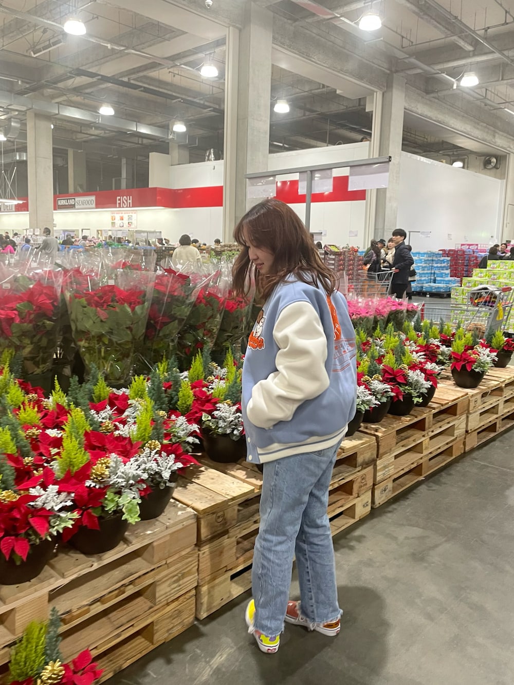 ブルー系のブルゾン、ブルー系のデニムパンツ、その他のスニーカーを着用したレディースの冬コーディネートの2枚目の写真