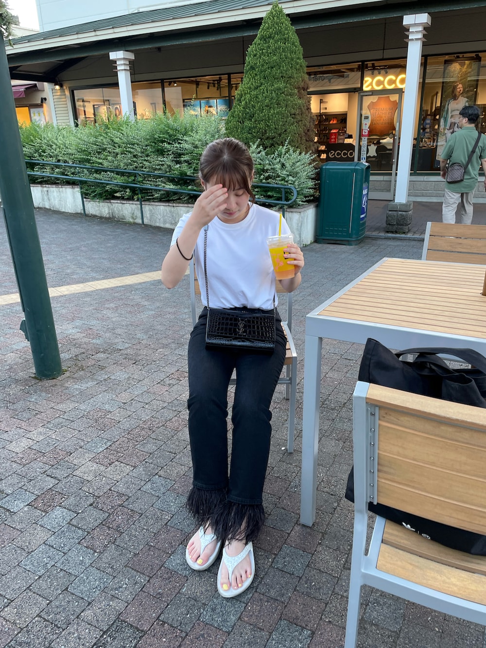 「夏セールで買いました、カジュアルコーデ、夏コーデ、アツいコーデ全部見せ、モノトーン、プチプラ、デニム、サンダル、ショルダーバッグ、ビーチサンダル、白Tシャツ、シンプルコーデ、カジュアル、オトナカワイイ、WEARyouthコーデ」｜「UNIQLOのクルーネックT（半袖）（Tシャツ/カットソー、ホワイト系）」を使った、LEOさん（レディース・157cm）の夏コーディネートの2枚目の写真