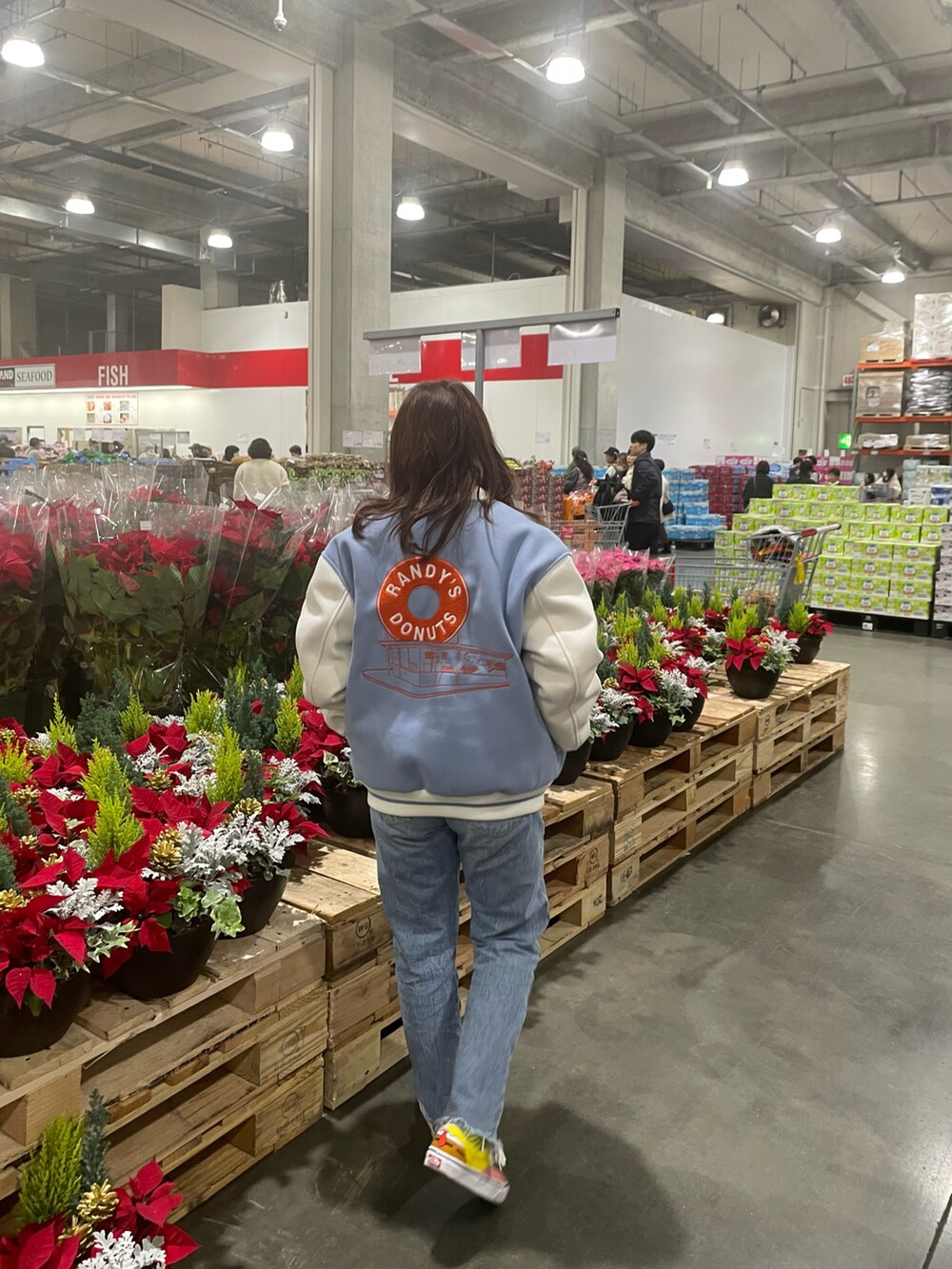 ブルー系のブルゾン、ブルー系のデニムパンツ、その他のスニーカーを着用したレディースの冬コーディネートの3枚目の写真