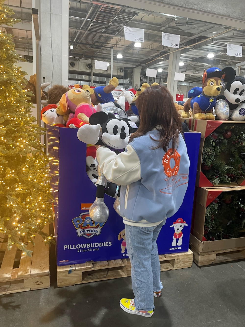 ブルー系のブルゾン、ブルー系のデニムパンツ、その他のスニーカーを着用したレディースの冬コーディネートの4枚目の写真