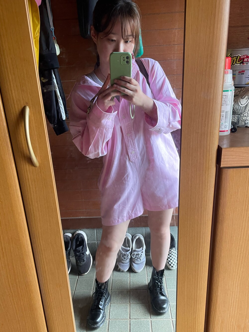 「秋服まるっと大公開、シャツスタイル、ブーツ、秋コーデ、オールインワン、タンクトップ、ストリート、秋服準備はじめました、お出かけコーデ、シンプルコーデ、休日スタイル、きれいめカジュアル、レイヤードスタイル、カラー×コーデ、韓国ファッション」｜「UNIQLOのアイテム（タンクトップ、グレー系）」を使った、LEOさん（レディース・157cm）の秋コーディネートの4枚目の写真