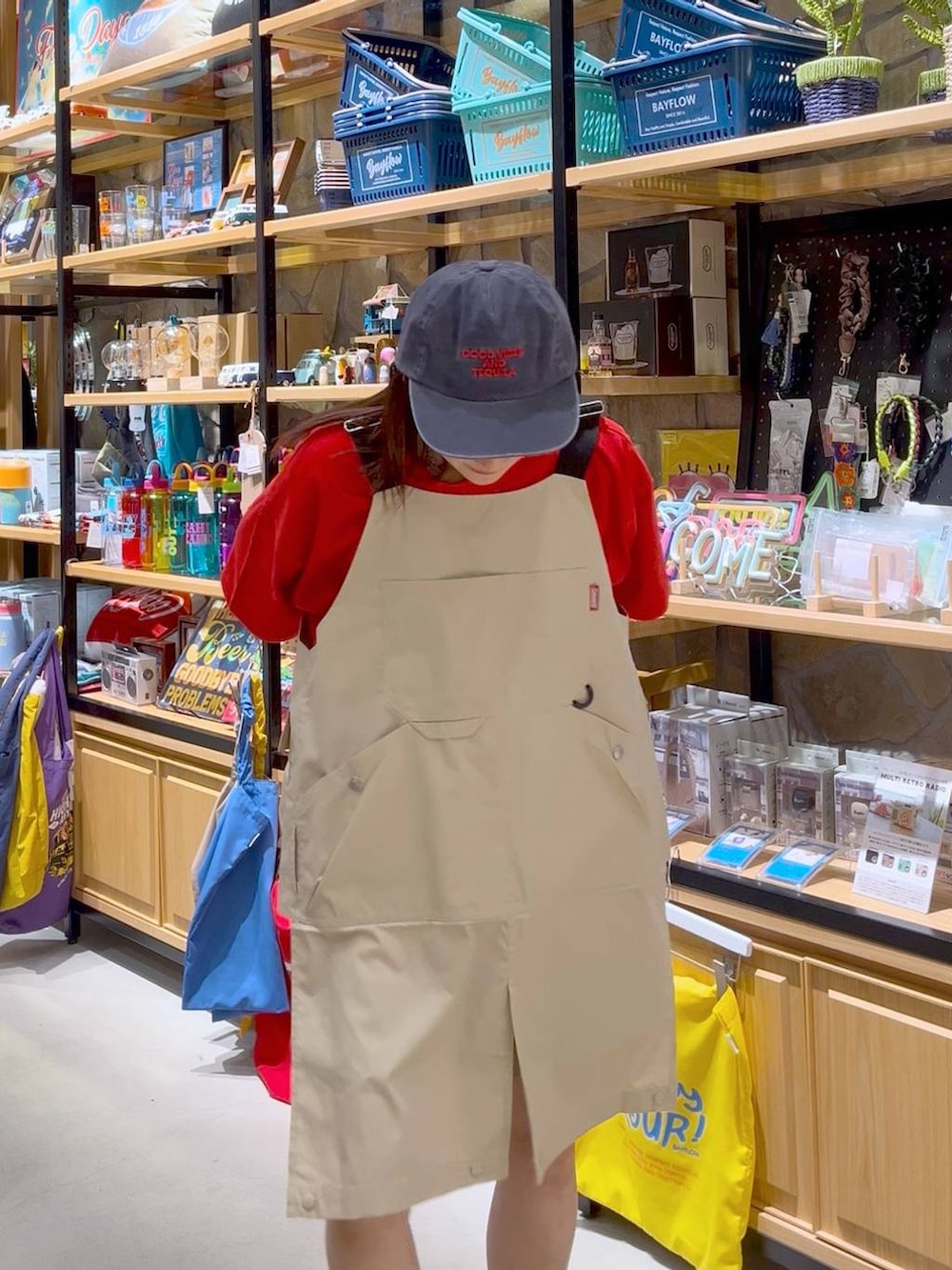 グリーン系のその他パンツ、ブラック系のトートバッグ、レッド系のTシャツ/カットソーを着用したレディースの夏コーディネートの2枚目の写真