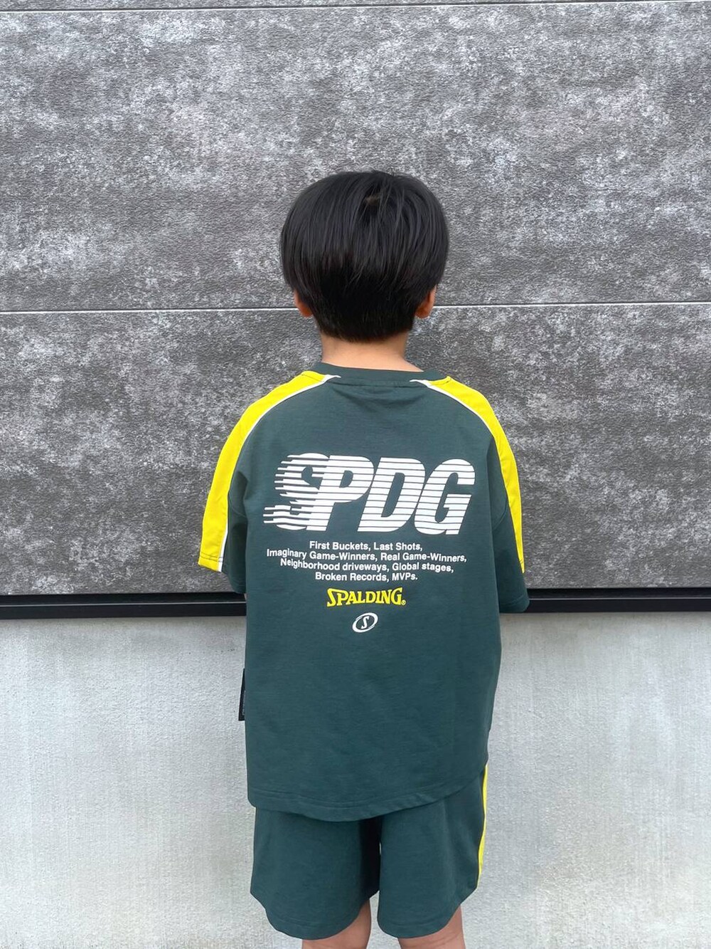 グリーン系のTシャツ/カットソー、グリーン系のその他パンツを着用したキッズの春コーディネートの3枚目の写真