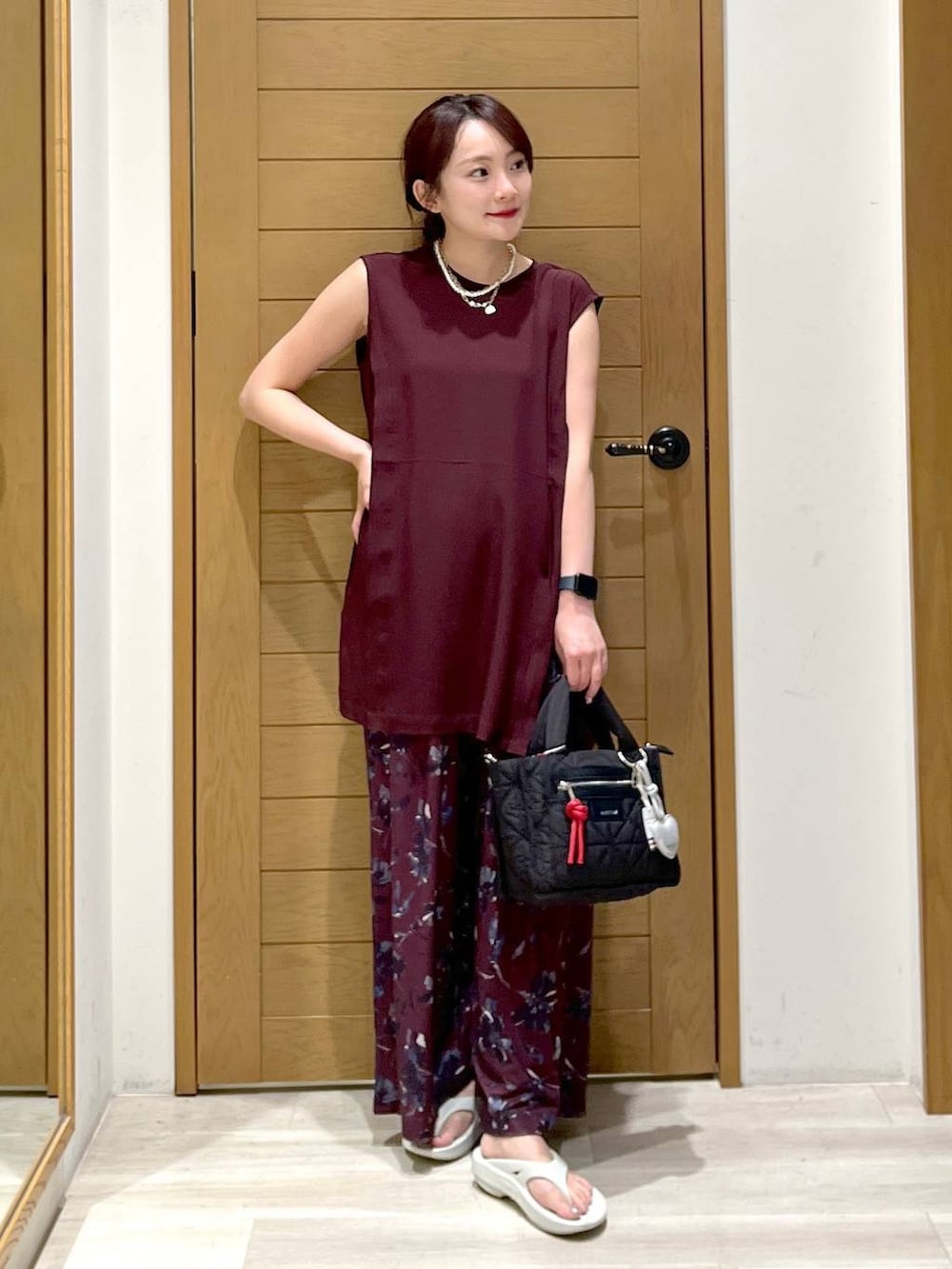 グレー系のショルダーバッグ、グレー系のサンダル、レッド系のその他パンツを着用したレディースの夏コーディネートの4枚目の写真