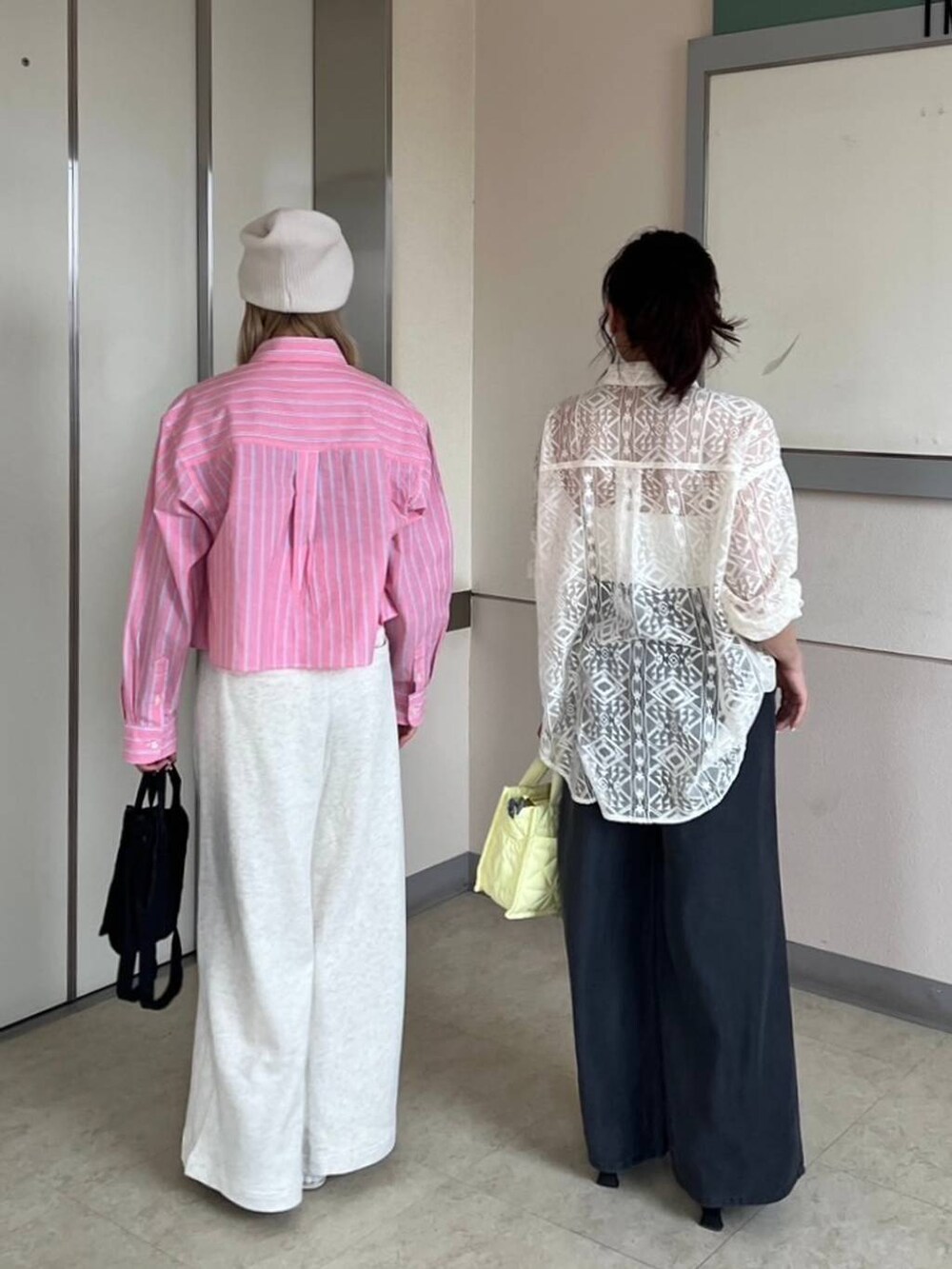 ピンク系のシャツ/ブラウス、ブラック系のパンプス、イエロー系のショルダーバッグを着用したレディースの春コーディネートの3枚目の写真